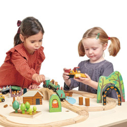 Deux filles qui jouent avec le circuit de train en bois - Pins sauvages - Tender Leaf