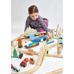 Fille qui joue avec le circuit de train géant en bois - Vue sur la montagne - Tender Leaf