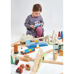 Enfant qui joue avec le circuit de train géant en bois - Vue sur la montagne - Tender Leaf