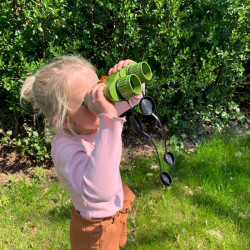 Fille qui utilise les jumelles pour enfants - Grossissement x4 - Navir