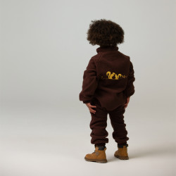 Enfant de dos qui porte une combinaison polaire bébé - Ducksday - Dark Brown