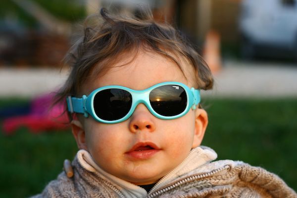 Lunettes de soleil pour bébé : comment bien les choisir ? - Les