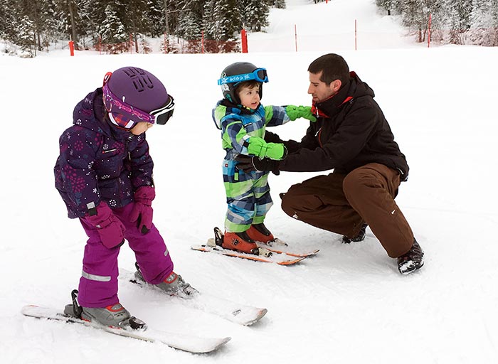 Garçon Et Fille Du Ski Dans Les Montagnes. Enfant Enfant Et