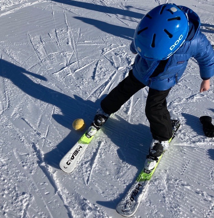 2 accessoires essentiels pour débuter le ski avec vos tout-petits (3 à 5  ans) - Bouge Petit - Centre de développement physique pour bébés et jeunes  enfants
