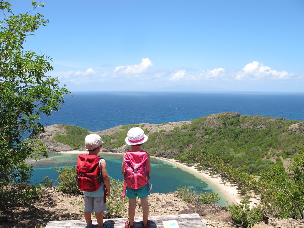 Location remorque sécurisée 2 enfants pour se balader sur l'île d