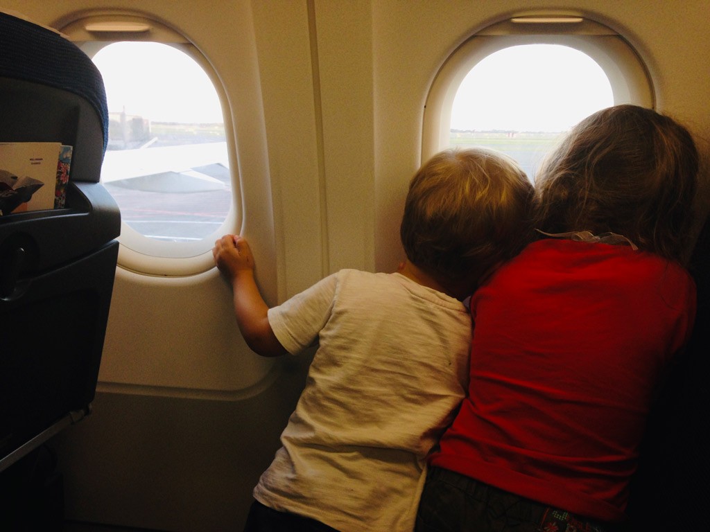 10 astuces pour voyager en avion avec des enfants - Un bébé, ça
