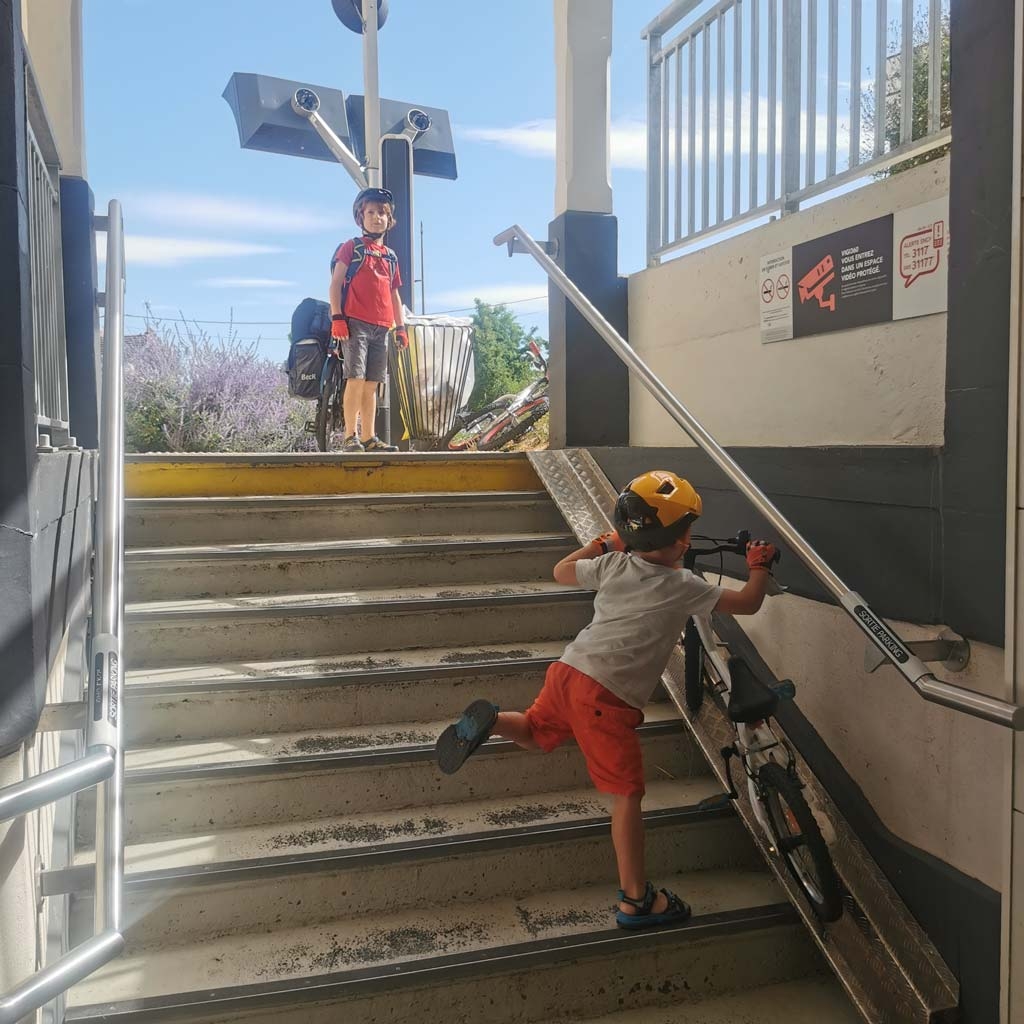 Le canal de Bourgogne à vélo en famille - La gare, pas très pratique avec des vélos