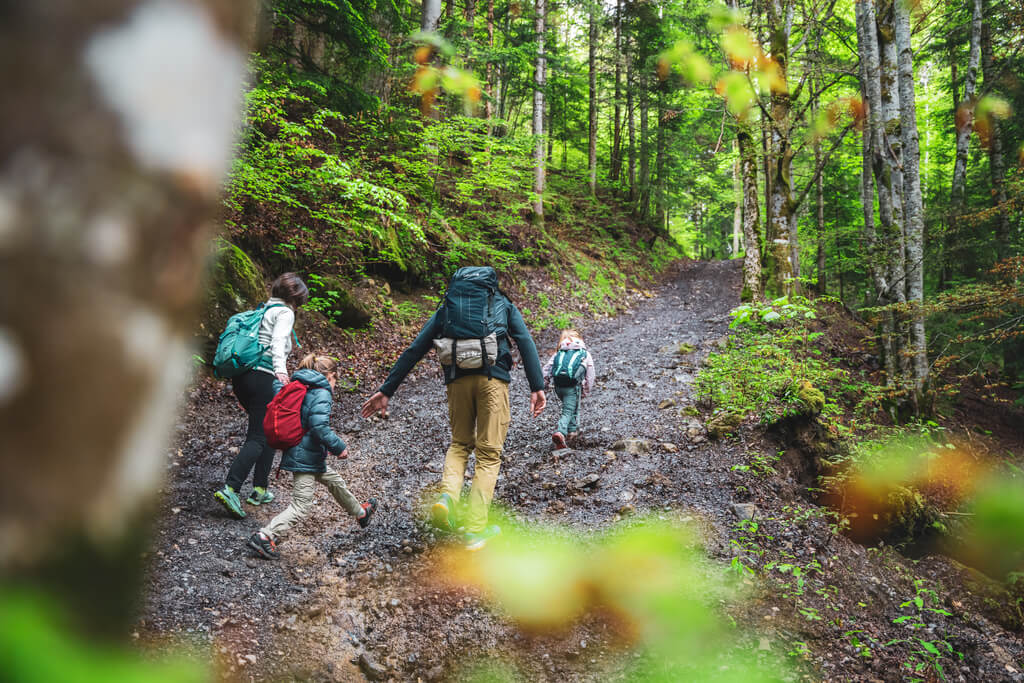 rando famille sur un sentier de montagne