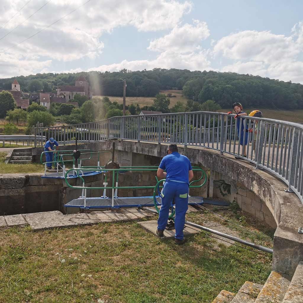 Le canal de Bourgogne à vélo en famille - On joue aux éclusiers