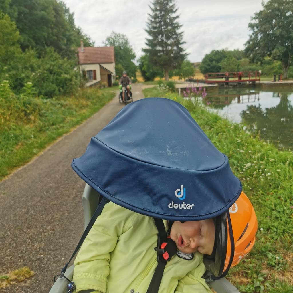 Le canal de Bourgogne à vélo en famille - La sieste à vélo