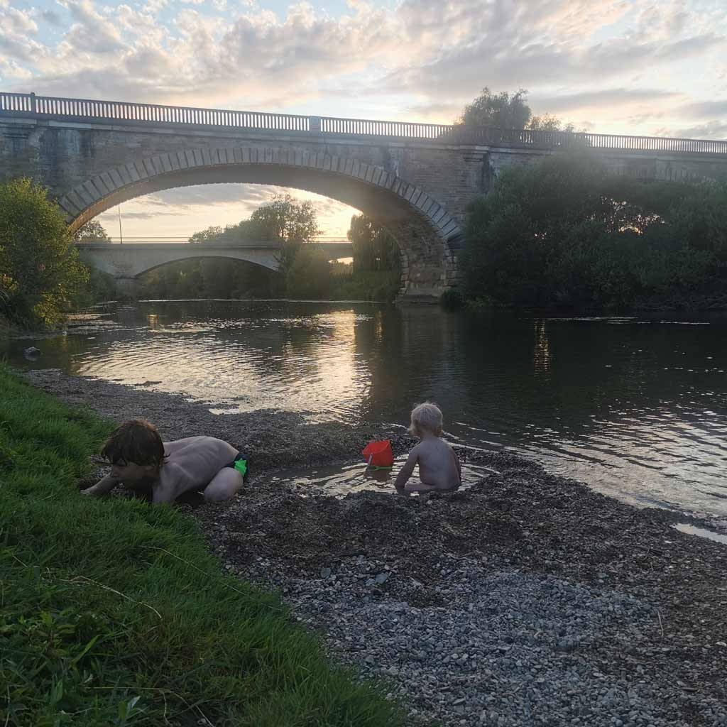 Le canal de Bourgogne à vélo en famille - Premier plouf dans l'Armançon