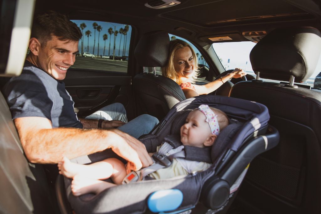 Préparer long trajet en voiture avec bébé - papa qui joue