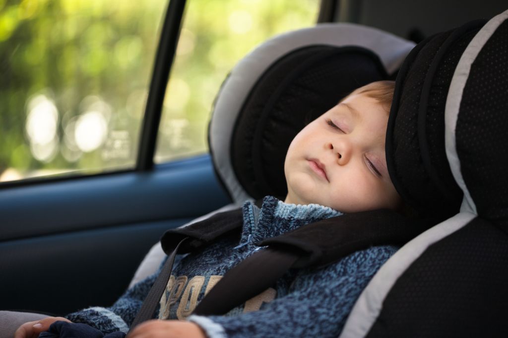 Préparer long trajet en voiture avec bébé - partir à l'heure de la sieste