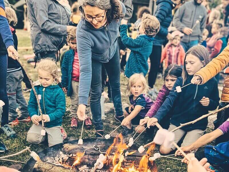 Camp de tipis de nuit sous la voie lactée