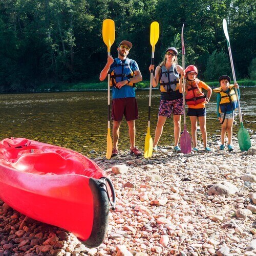 famille à l'embarquement en canoe dans les gorges de la loire