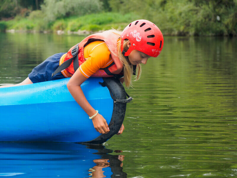 petite fille qui faitu du canoë